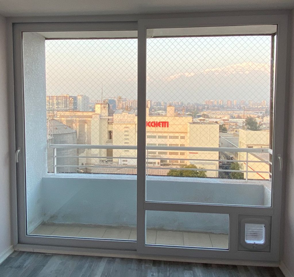 ¿Habías visto un Ventanal de PVC con puerta  para tu mascota?